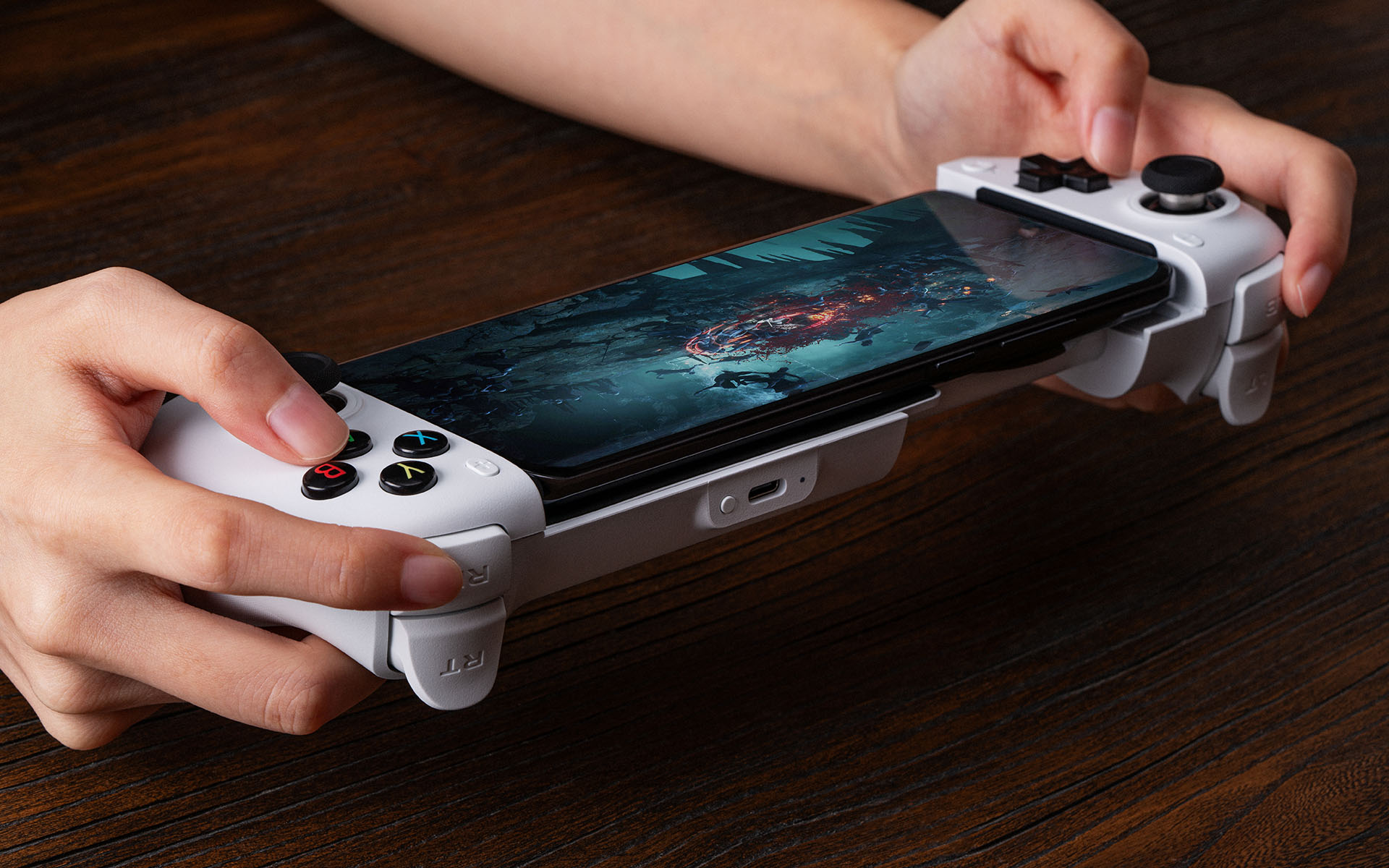 Ideal for Streaming: Gaming Laptop Combined With High-Performance Mobile Controller mobile gaming controller android